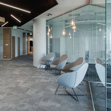 Vieni gris clair près d’une table basse ronde – Vieni