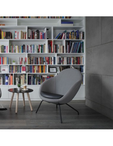 Fauteuil Vieni gris dans un espace bibliothèque – Vieni