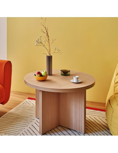 Table de conférence dans une salle d'attente lumineuse