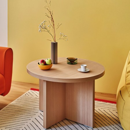 Table de conférence dans une salle d'attente lumineuse