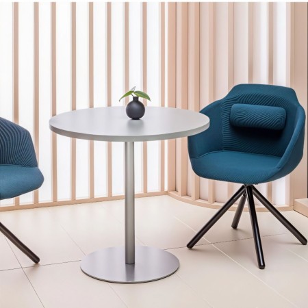 Table ronde avec siège visiteur bleu et piétement noir