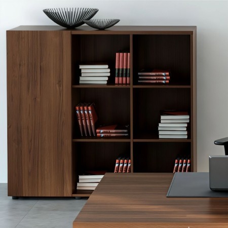 Armoire de rangement en bois foncé et livres rangés à l'intérieur