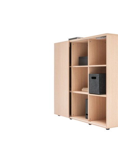 Armoire de rangement en bois clair avec éléments de rangement