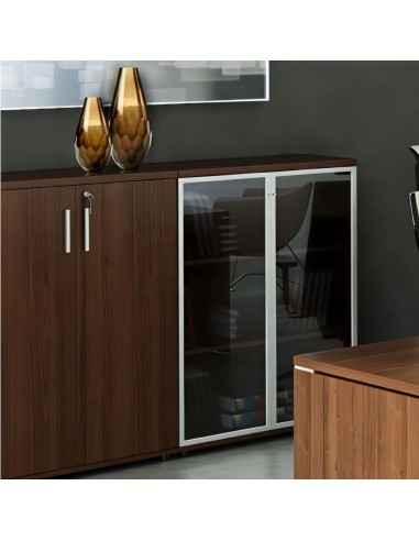 Vitrine à côté d'une armoire de rangement en bois foncé dans un bureau