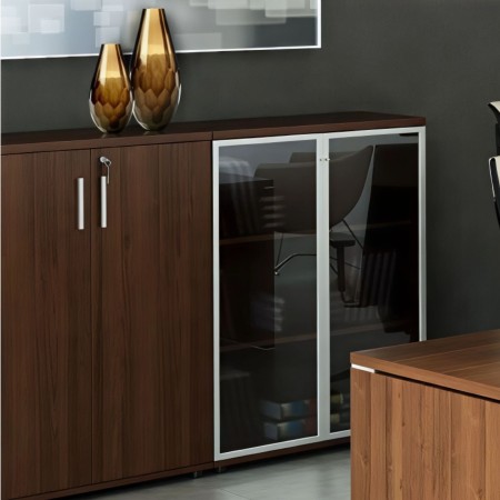 Vitrine à côté d'une armoire de rangement en bois foncé dans un bureau