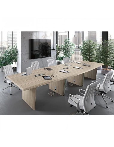 Table de conférence dans grande salle de réunion lumineuse