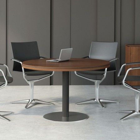 Table de réunion ronde en bois foncé avec piétement noir et siège de travail autour
