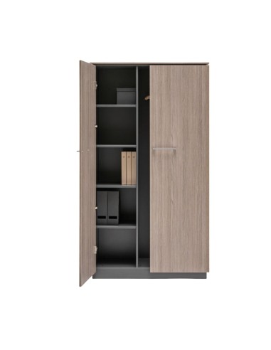 Armoire vestiaire ouverte avec éléments de rangement sur les étagères