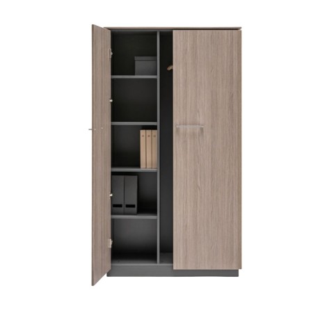 Armoire vestiaire ouverte avec éléments de rangement sur les étagères