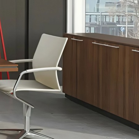 Armoire avec portes battantes dans un bureau lumineux