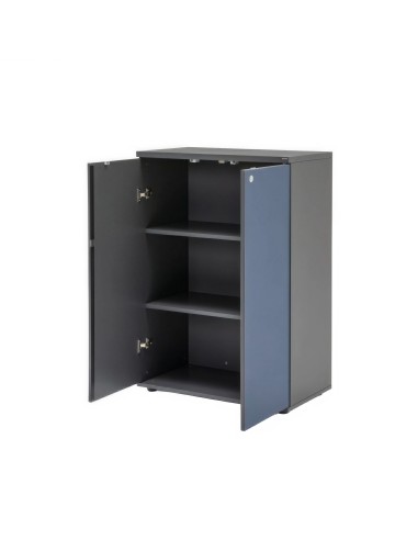Armoire de rangement avec portes battantes ouvertes