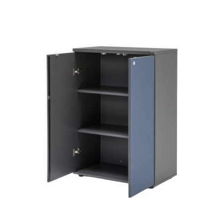 Armoire de rangement avec portes battantes ouvertes