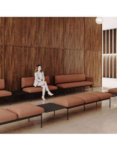 Espace d’attente avec banquettes modulaires Fora Care en tissu brun – Fora Care