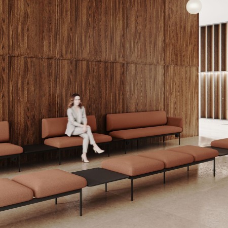 Espace d’attente avec banquettes modulaires Fora Care en tissu brun – Fora Care