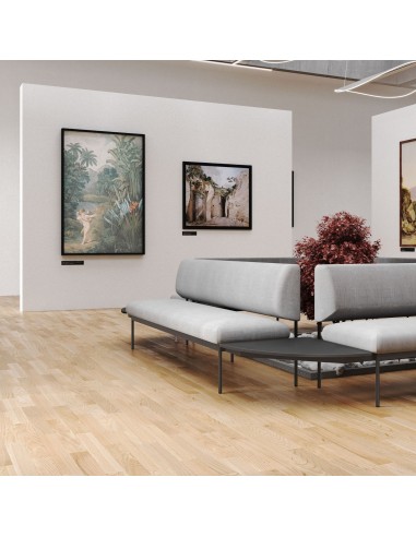 Espace d’exposition avec banquettes Fora Care en tissu brun – Fora Care