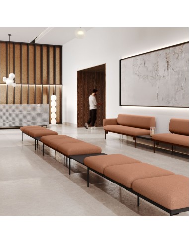 Installation de plusieurs canapés modulaires Fora Care dans un hall spacieux – Fora Care