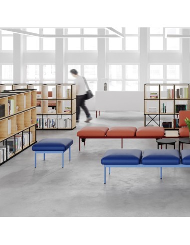Banquettes colorées installées dans un hall moderne – Fora Care