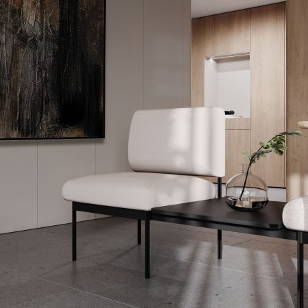 Fauteuil bas modulable en tissu brun clair, intégré dans un espace lounge – Fora Care