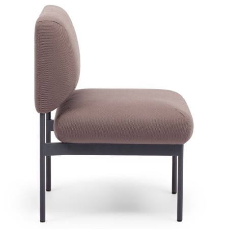 Profil latéral du fauteuil avec dossier droit et assise épaisse – Fora Care