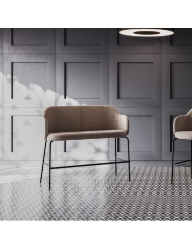 Banc design brun clair dans un espace moderne avec sol carrelé – Flos