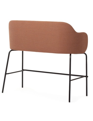 Vue latérale du banc brun clair, design asymétrique – Flos