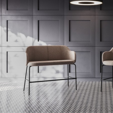 Banc design brun clair dans un espace au style industriel – Flos