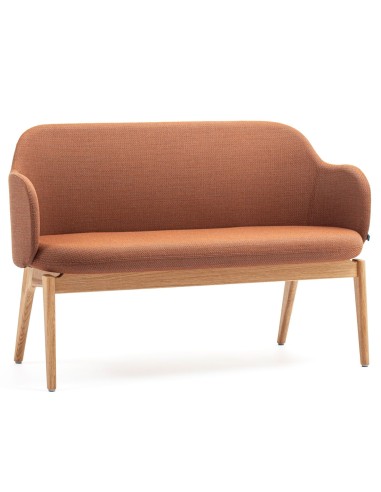 Vue latérale du banc Flos brun aux lignes douces et arrondies