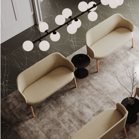 Espace lounge avec banc Flos clair et ambiance élégante - Flos