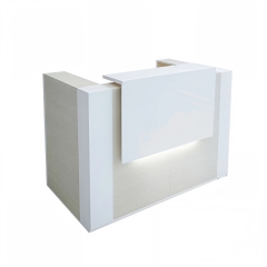 Réception en bois clair et blanche