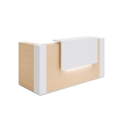 Grand meuble de réception en bois clair et blanc