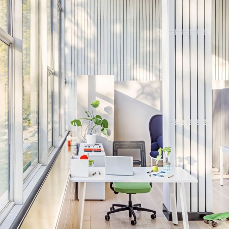 Bureau Ogi A en bois clair et piétement blanc 2