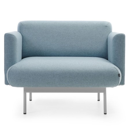 Vue avant du fauteuil Fora bleu clair au design épuré - Fora