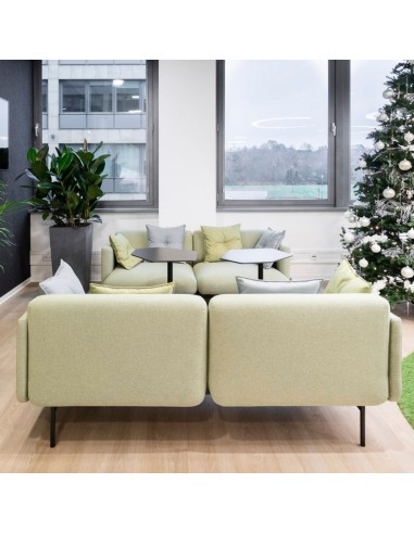 Canapé Fora beige dans un espace lumineux - Fora