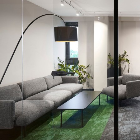 Canapé Fora dans un espace de travail moderne - Fora