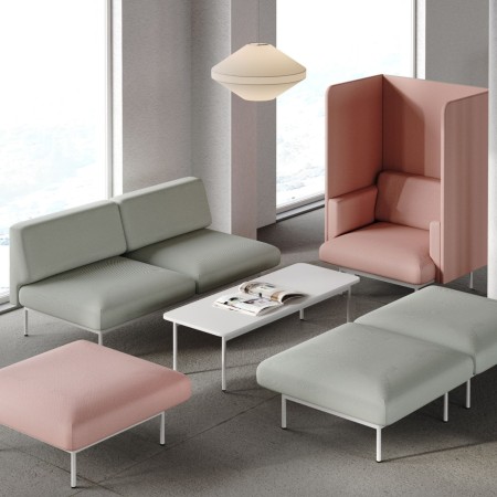 Espace lounge avec canapés modulaires Fora en rose et gris - Fora