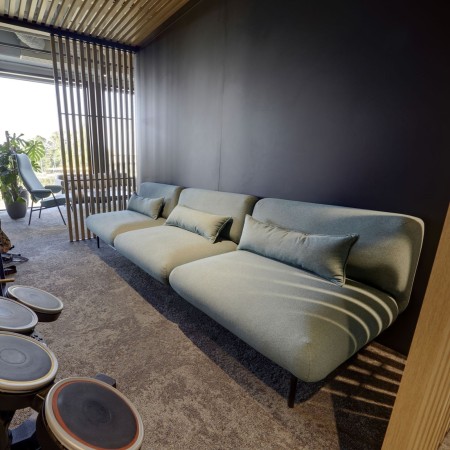 Espace lounge moderne avec canapés modulaires Fora - Fora