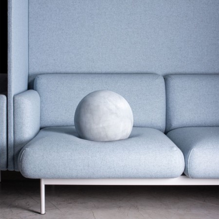 Détail du tissu bleu clair d’un module acoustique Fora - Fora