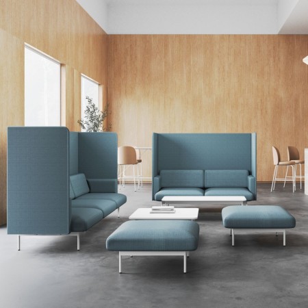 Deux fauteuils acoustiques bleus autour d’une table basse - Fora