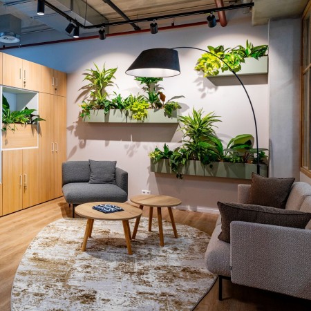 Coin détente avec banquette acoustique Fora et plantes murales - Fora