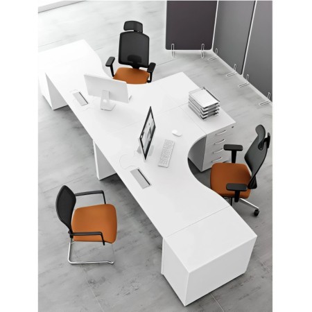 Bureaux blancs pour espace de coworking avec sièges oranges et noirs