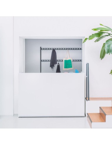 Meuble de réception blanc avec vestiaire à l'arrière