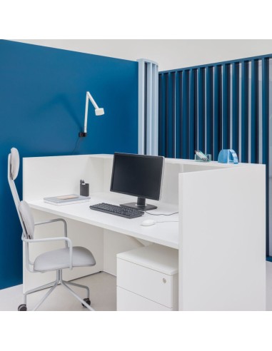 Aménagement de l'arrière du meuble de réception avec ordinateur et siège de travail