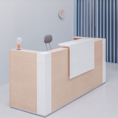 Meuble de réception en bois clair et réhausse blanche pour un accueil agréable