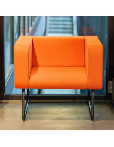 Fauteuil orange vif avec pieds noirs fins - Legvan