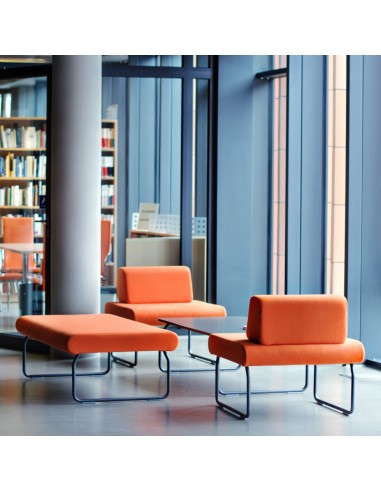 Fauteuil Legvan en tissu orange dans espace moderne