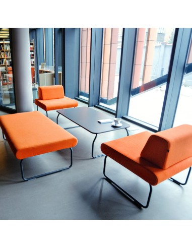 Duo de fauteuils Legvan orange en salle lumineuse