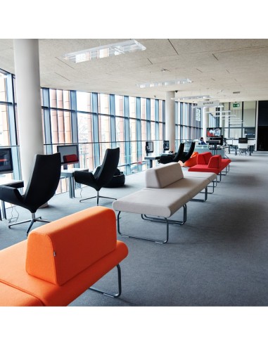 Salle d’attente design avec fauteuils Legvan orange