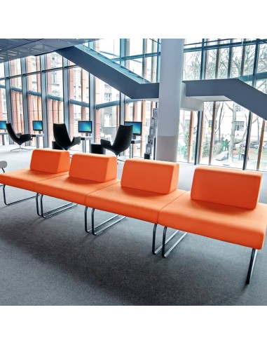 Banquette Legvan orange alignée dans espace public