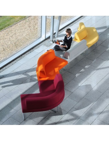 Fauteuils Legvan colorés en enfilade près d’une baie vitrée - Legvan