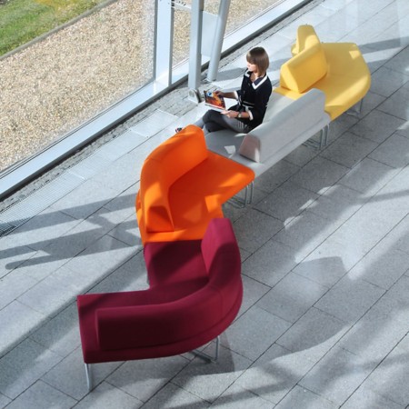 Fauteuils Legvan colorés en enfilade près d’une baie vitrée - Legvan